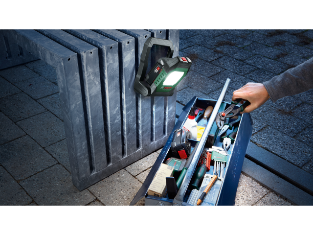 Akumulatorska delovna LED svetilka Bosch UniversalWorkLight 18V-2100 v kartonu, 2100lm, 0.5kg, 06039A1300